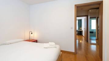 2 bedrooms, desk, iron/ironing board, WiFi