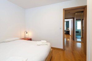 2 habitaciones, escritorio, tabla de planchar con plancha y wifi 