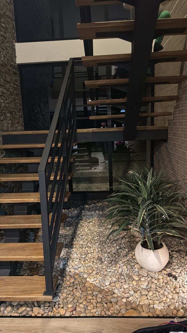 المنشأة من الداخل