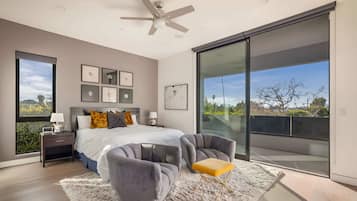 4 habitaciones, escritorio y tabla de planchar con plancha