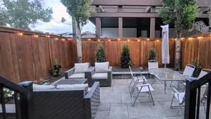 Outdoor dining - Central Upscale 4 Storey House (Calgary)