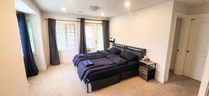 5 soverom, safe på rommet, skrivebord og strykejern/-brett