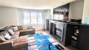 Smart TV, fireplace, video games, computer monitors - Central Upscale 4 Storey House (Calgary)