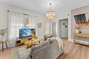 Comfort Apartment, 2 Bedrooms, Partial Lake View | Living area