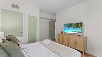 Apartamento conforto, 2 quartos, vista parcial para o lago | 2 quartos, ferros/tábuas de passar roupa, Wi-Fi de cortesia