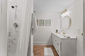 Comfort Apartment, 2 Bedrooms, Partial Lake View | Bathroom - 304 Lakeshore - Unit 1 and 2 (Kissimmee)