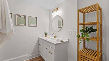 Comfort Apartment, 2 Bedrooms, Partial Lake View | Bathroom