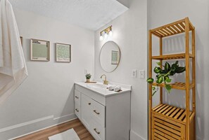 Comfort Apartment, 2 Bedrooms, Partial Lake View | Bathroom