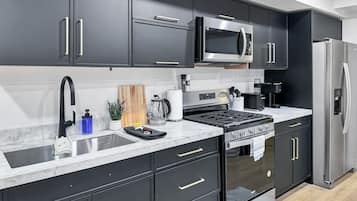 Frigorifero, microonde, forno, piano cottura