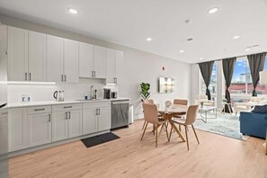 Kylskåp, mikrovågsugn, ugn och spishäll