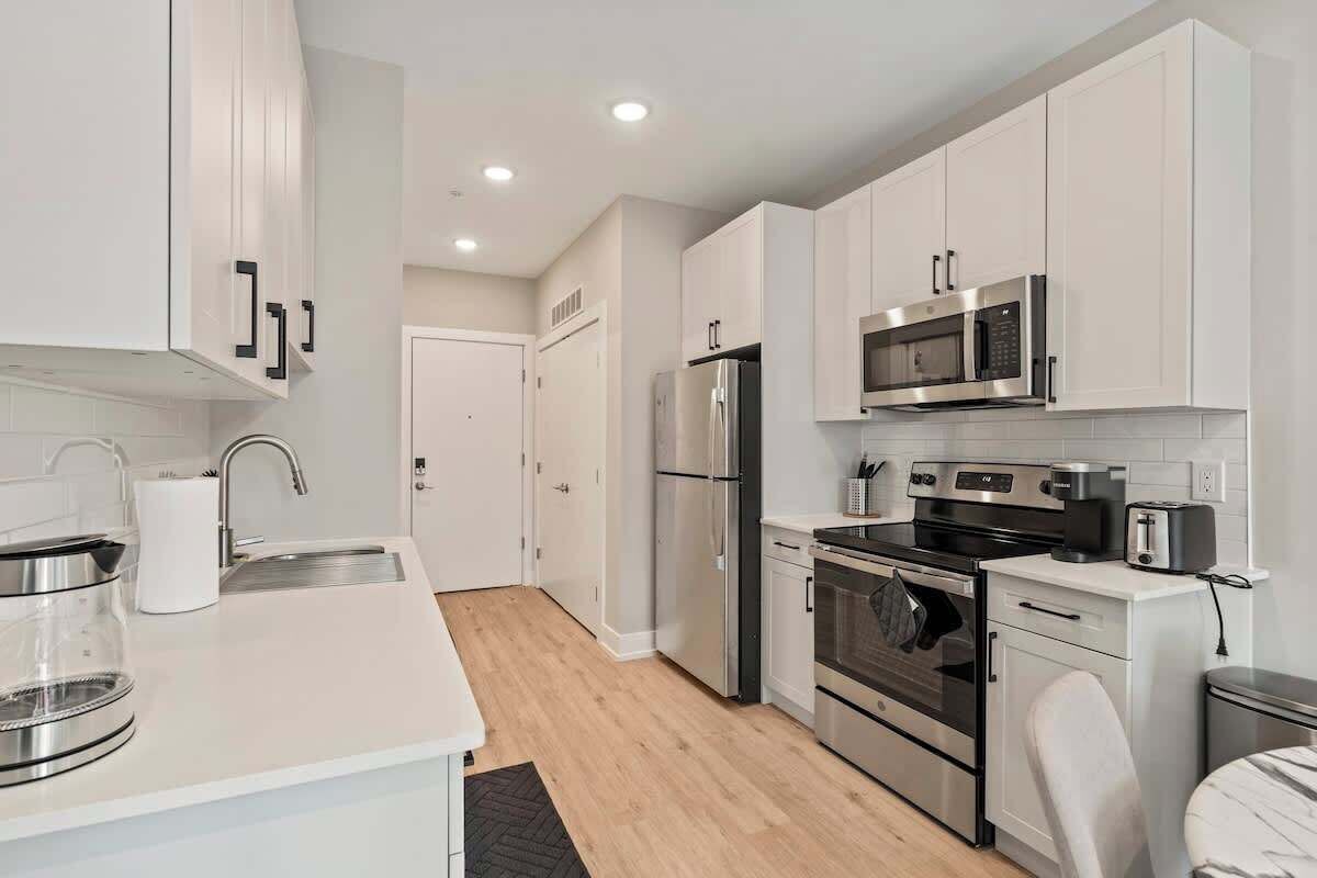 Een koelkast, een microgolfoven, een oven, een kookplaat