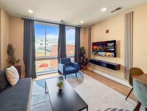 TV, offices - Upscale 2BR | Sleeps 8 | Northern Liberties (Philadelphia)