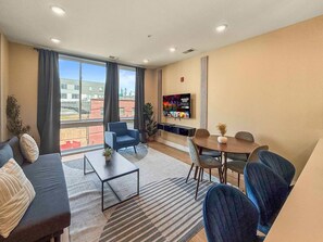 TV, offices - Upscale 2BR | Sleeps 8 | Northern Liberties (Philadelphia)