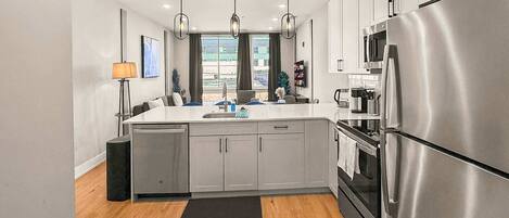 Kjøleskap, mikrobølgeovn, ovn og kokeplater