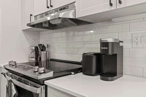 Jääkaappi, mikroaaltouuni, uuni, liesi