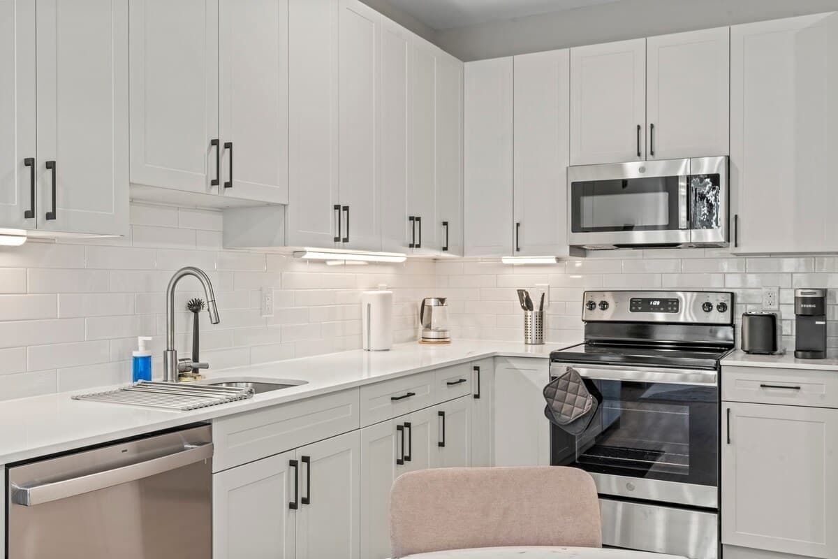 冷蔵庫、電子レンジ、オーブン、コンロ