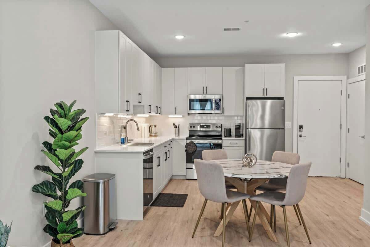 冷蔵庫、電子レンジ、オーブン、コンロ