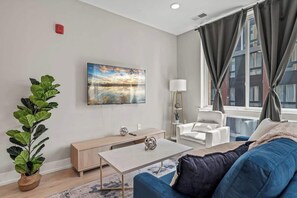 Téléviseur, bureau