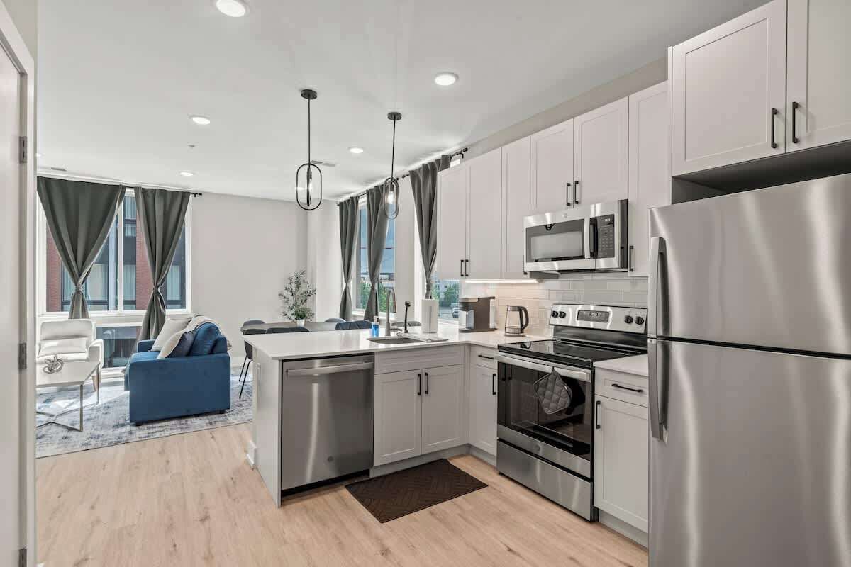 Een koelkast, een magnetron, een oven, een kookplaat