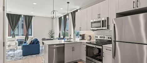 Réfrigérateur, micro-ondes, four, plaque de cuisson