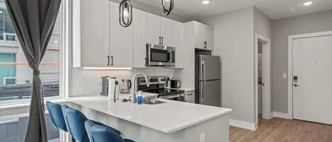 Réfrigérateur, micro-ondes, four, plaque de cuisson