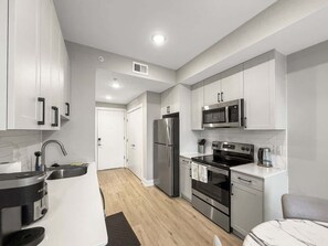 Køleskab, mikrobølgeovn, ovn, kogeplade