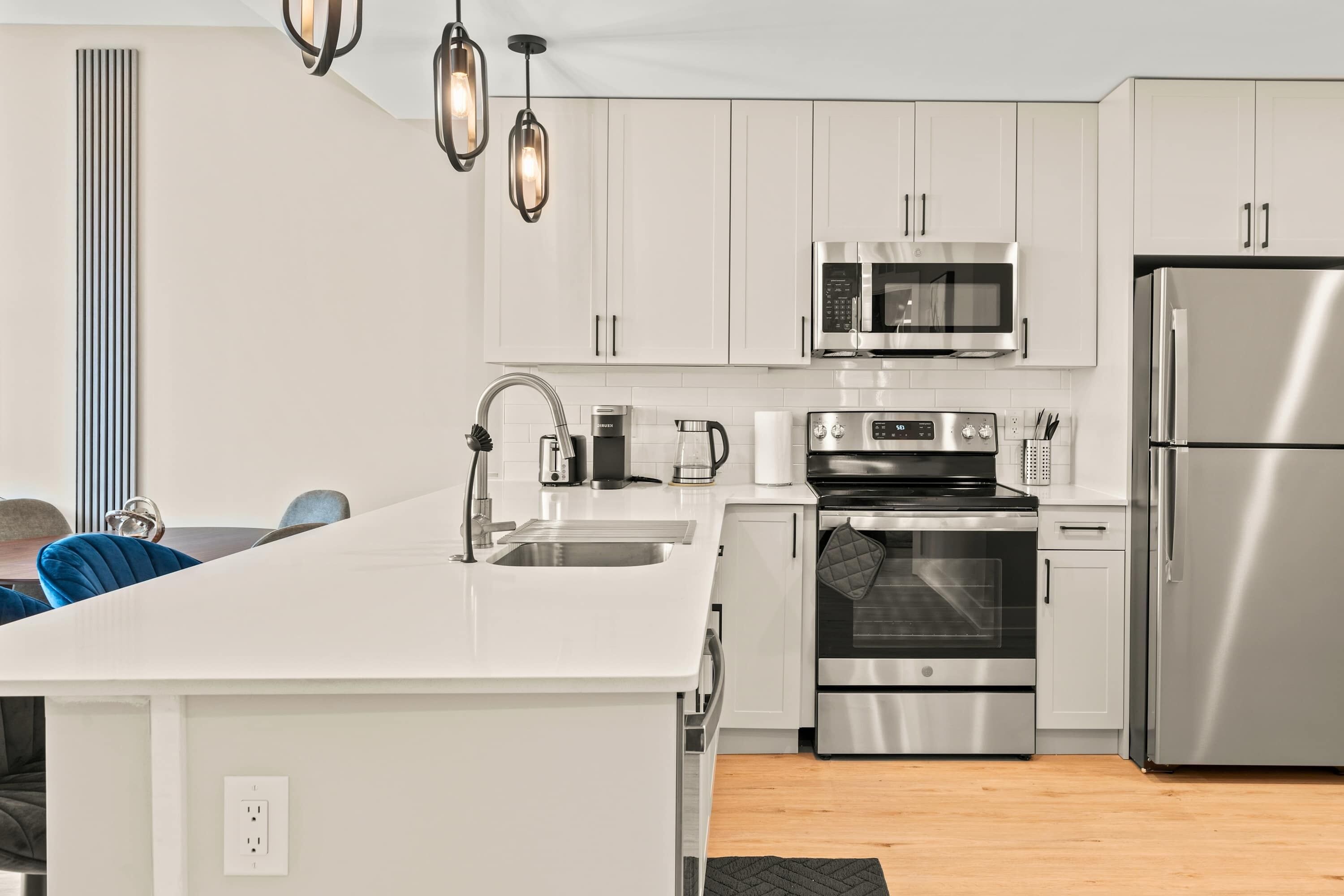 Micro-ondes, four, lave-vaisselle, cafetière/bouilloire