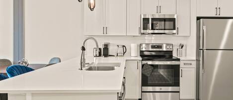 Micro-ondes, four, lave-vaisselle, cafetière/bouilloire