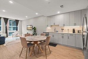 Réfrigérateur, micro-ondes, plaque de cuisson, lave-vaisselle