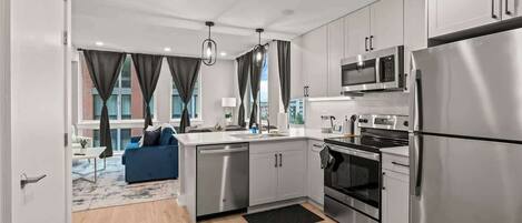 Kjøleskap, mikrobølgeovn, ovn og kokeplater