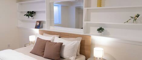 4 bedrooms, desk, iron/ironing board, travel cot