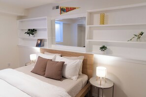 4 chambres, bureau, fer et planche à repasser, lit parapluie