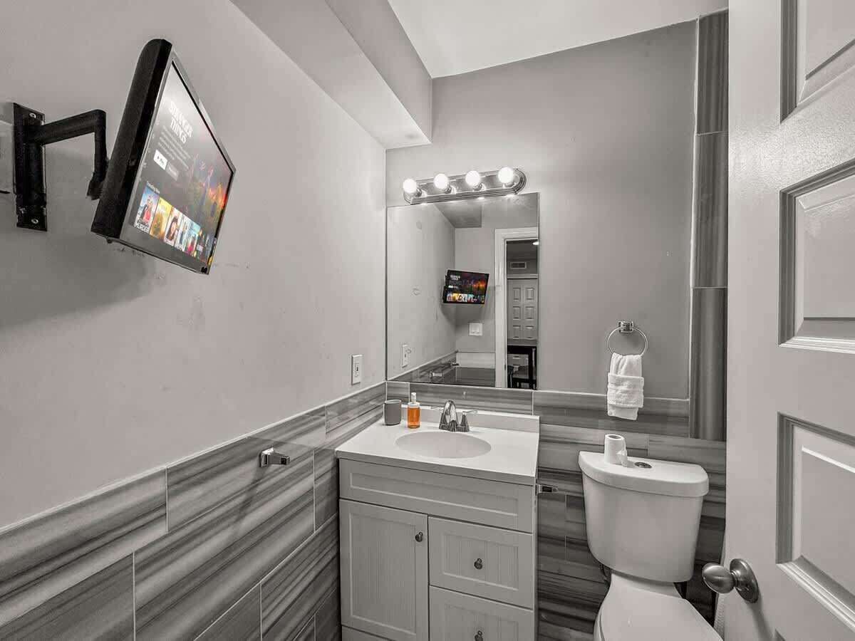 Een douche, een haardroger, shampoo