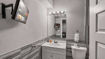 Een douche, een haardroger, shampoo