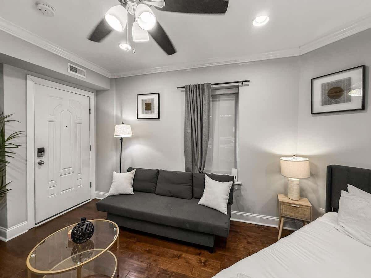 Een televisie en een kantoor