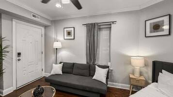 Een televisie en een kantoor