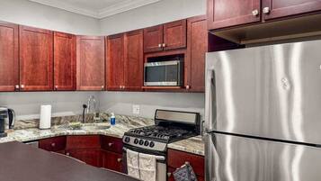 Een koelkast, een magnetron, een oven, een kookplaat