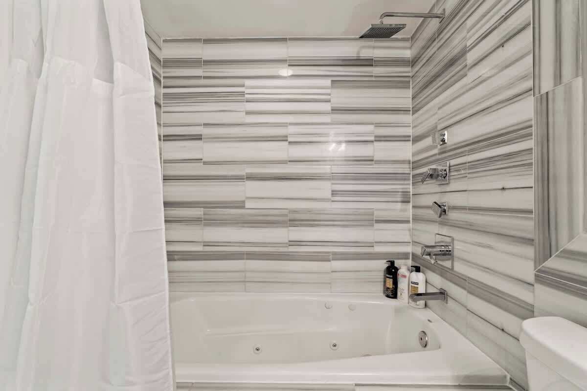 Suihku, hiustenkuivaaja, sampoo