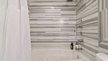 Suihku, hiustenkuivaaja, sampoo