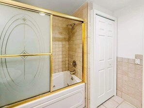 Douche, sèche-cheveux