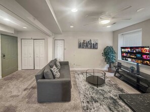 TV, offices - Premium 1BR Stay in Old City Near Independence Hal (Philadelphia)