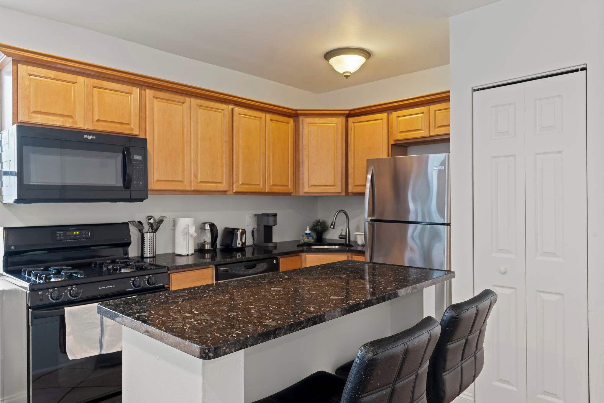 Coffee/tea maker, fridge, microwave, oven