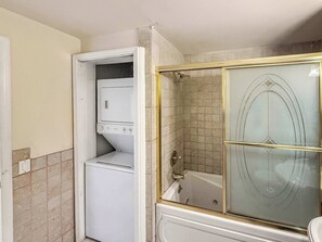 Shower - Premium 1BR Stay in Old City Near Independence Hal (Philadelphia)