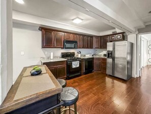 Een magnetron, een oven, een kookplaat, een vaatwasser