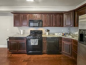 Een magnetron, een oven, een kookplaat, een vaatwasser