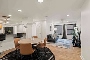 Dining - 3BR Stay for 6 – Walk to Historic Philly Landmarks (Philadelphia)