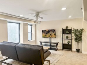 Interior - Cozy 1BD | Old City | 2 Beds | Independence Hall (Philadelphia)