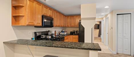 Réfrigérateur, four à micro-ondes, un four, surface de cuisson