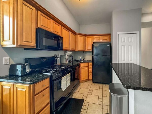 Frigorífico, microondas, horno y placa de cocina