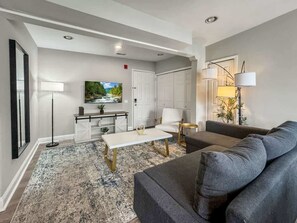 Una televisión, una oficina